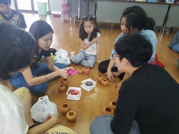 อาสาสมัครแต่งโอ่งจิ๋วน้ำใจช่วยภัยพิบัติ 15 ก.ย. 62 Volunteer –To decorate tiny jars for Disaster Relief Sep, 15 ,19 ชั้น 4 ห้องสุจิตรา อาคารมูลนิธิอาสาสมัครเพื่อสังคม @ Thai Volunteer Service Bldg.